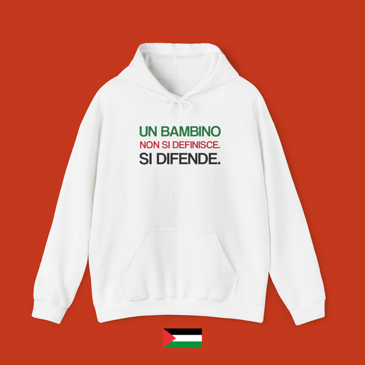 Un bambino non si definisce. Si difende. - felpa con cappuccio