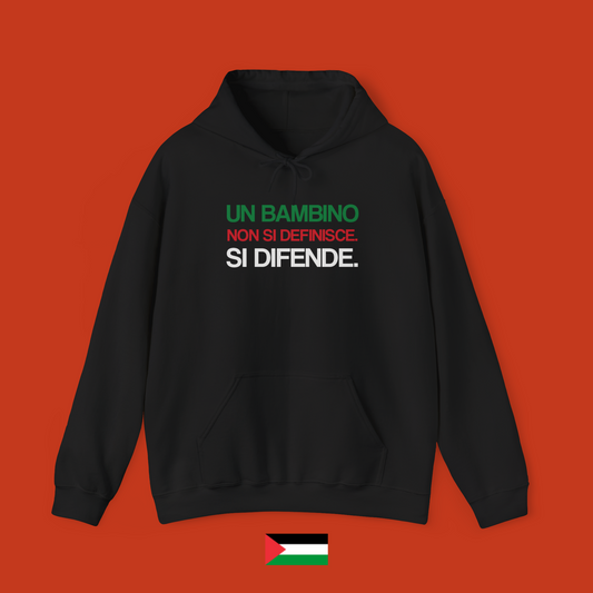 Un bambino non si definisce. Si difende. - felpa con cappuccio